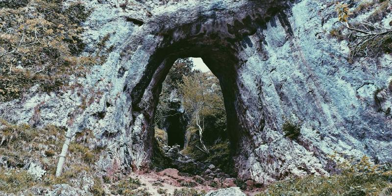 蒸汽波美学下的网络技术革新：多云与混合云网络互联的架构设计与优化策略